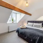 Raven House Tatil Evi
